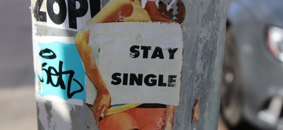 Aufkleber mit der englischen Aufschrift Stay Single