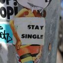 Aufkleber mit der englischen Aufschrift Stay Single